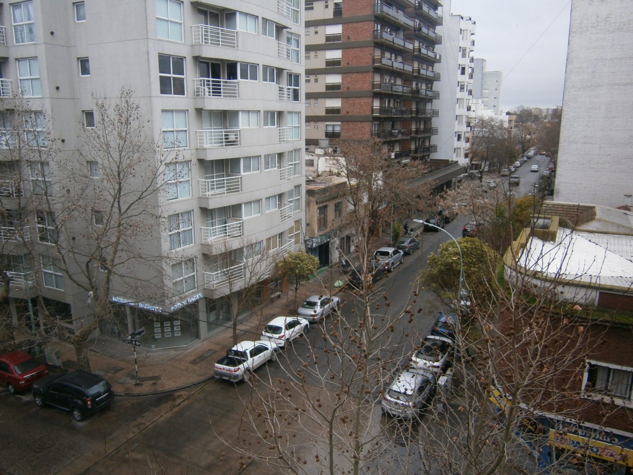 3 ambientes externo con cochera cubierta La Perla.
